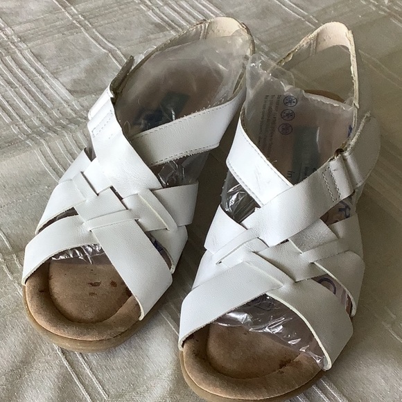 Naturalizer White Leather Adjustable Sandal with Wide Straps for Comfort - Picture 2 of 11